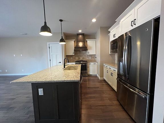 4th image of 901 2nd Ave #209