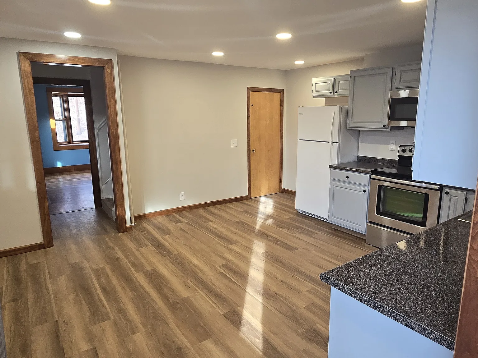 3 bed, 1.5 bath, 1400 sqft, $1,800 — Photo 3