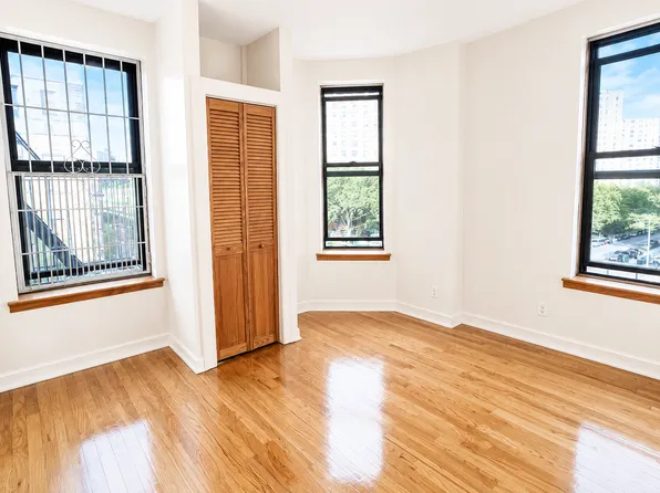 122 La Salle Street image 1 of 9