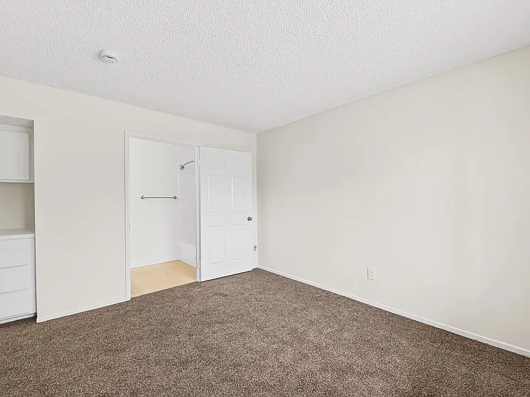 1075 Loma Ave — Photo 11