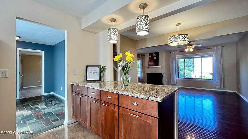 4th image of 102 Huntington Court
