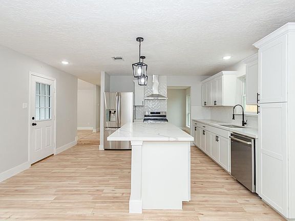3rd image of 14041 Utopia Drive