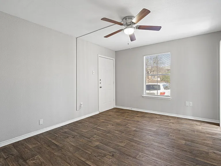 502 W Longspur Blvd — Photo 71