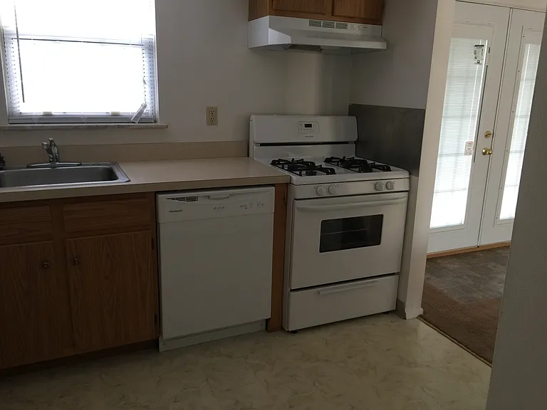 1300 Rosewood Ct — Photo 23