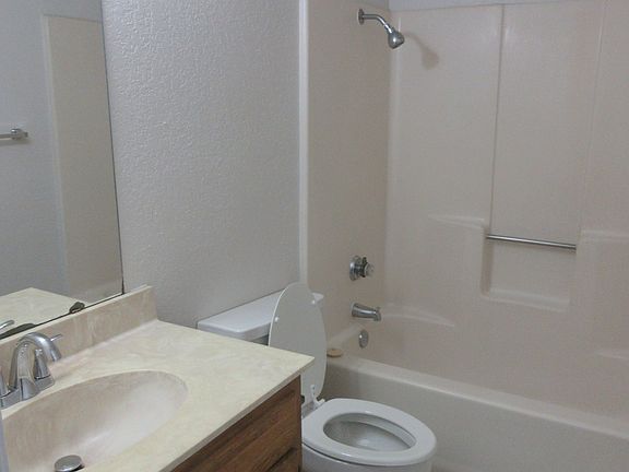 2nd image of 923 W Sycamore St #19