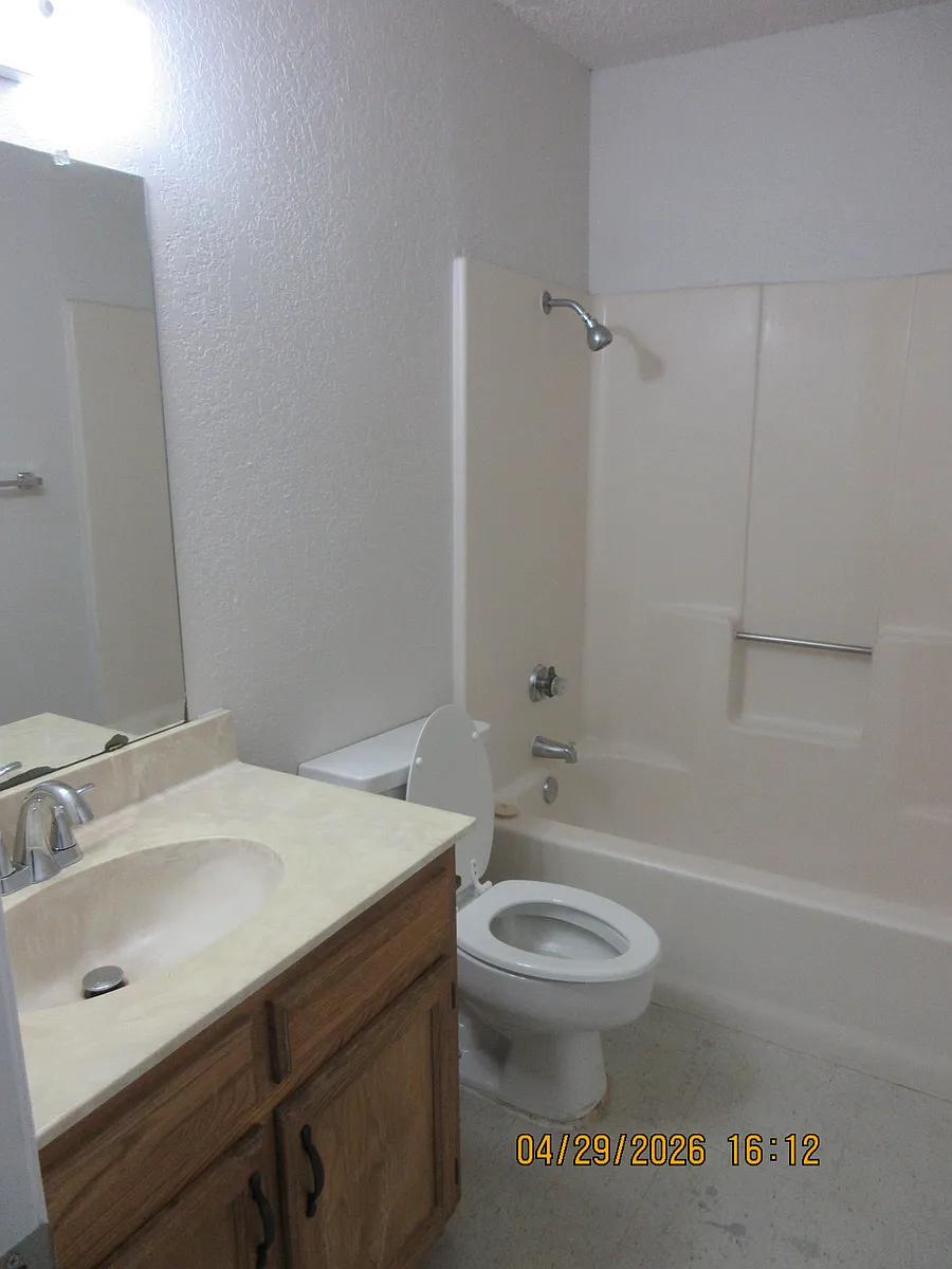 Building Photo - 923 W Sycamore St #19