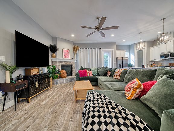 5th image of 103 Lakeway Ln