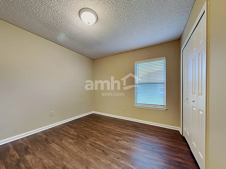 1852 Willesdon Dr W — Photo 13