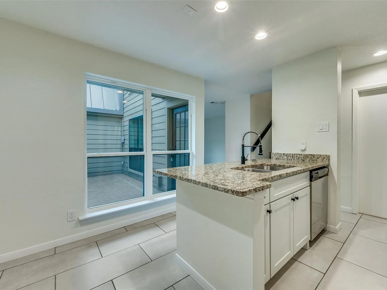 2 bed, 1.5 bath, 1053 sqft, $2,699 — Photo 2