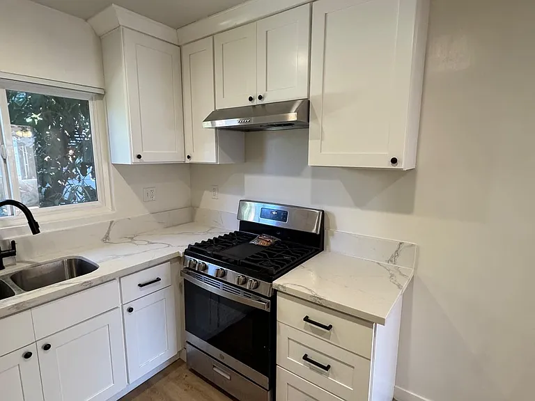 1318 N Las Palmas Ave #7 — Photo 3