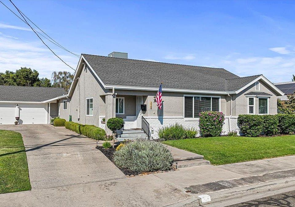 1st image of 228 Laurel Ave