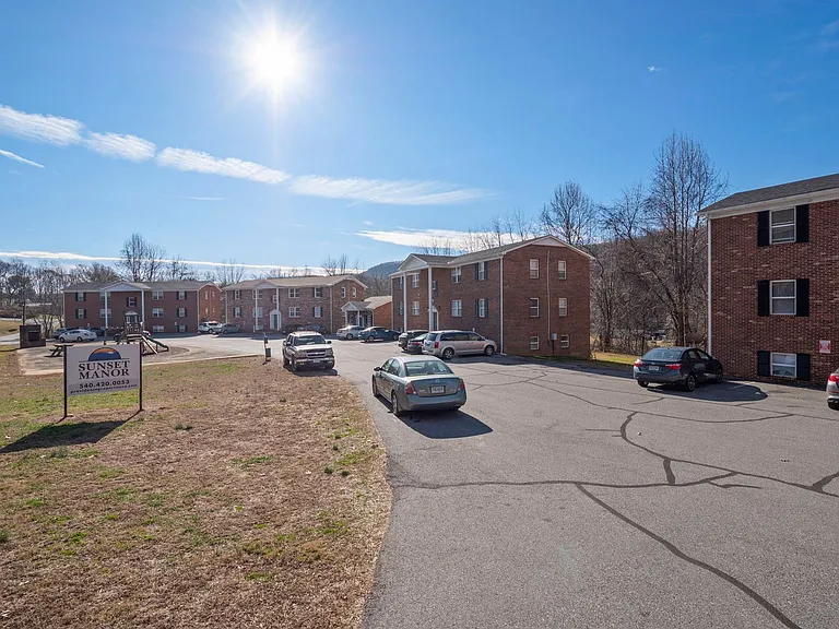Sunset Manor Apartments — Photo 5