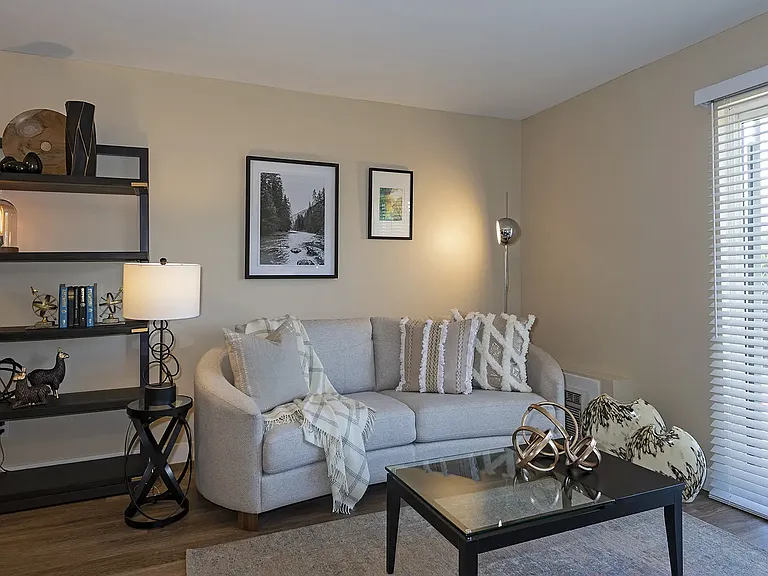 885 Westminster Ave — Photo 17