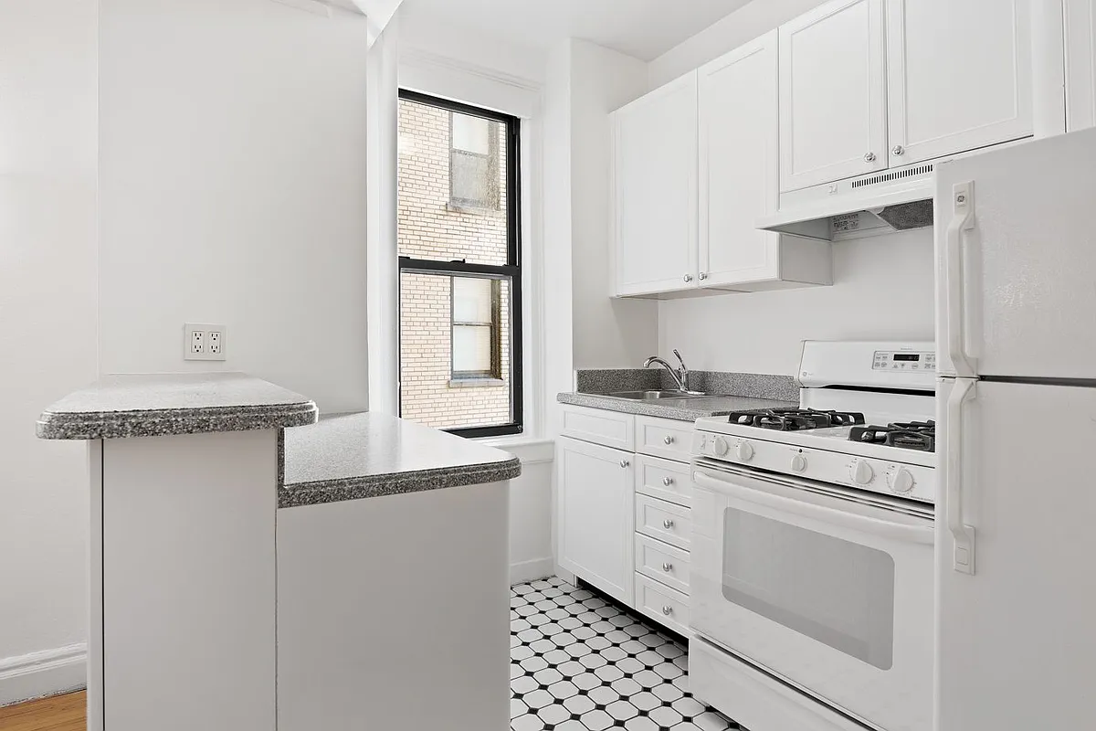 Building Photo - 301 E 21st St #8G