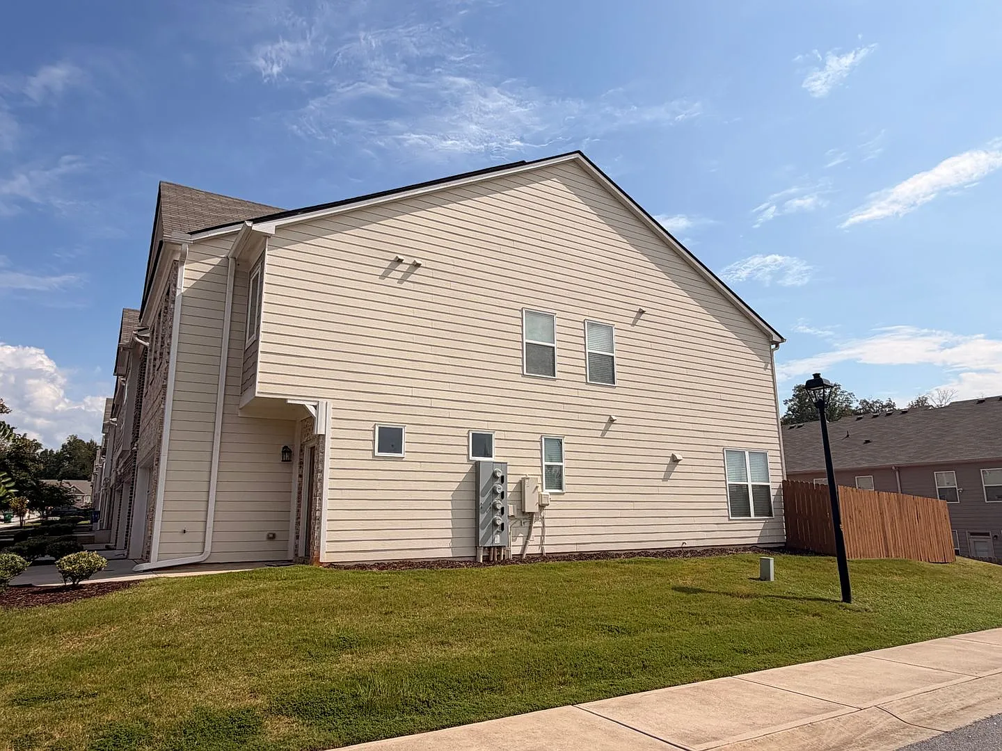 Elegant Lithonia 3 Bedroom 2.5 bath with Fenced backyard! — Photo 4