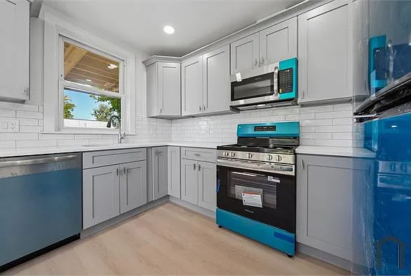 3 bed, 900 sqft, $3,600 — Photo 3
