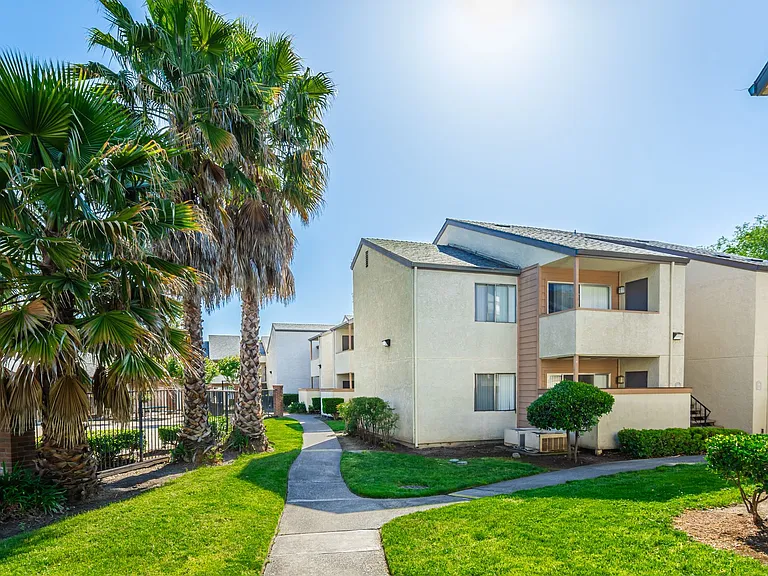 Carmel Pointe — Photo 8