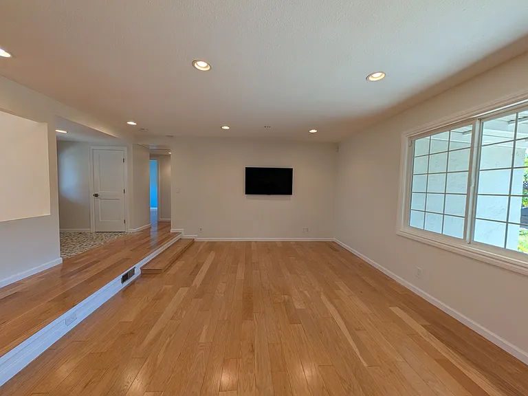 Living room facing towards bedrooms.