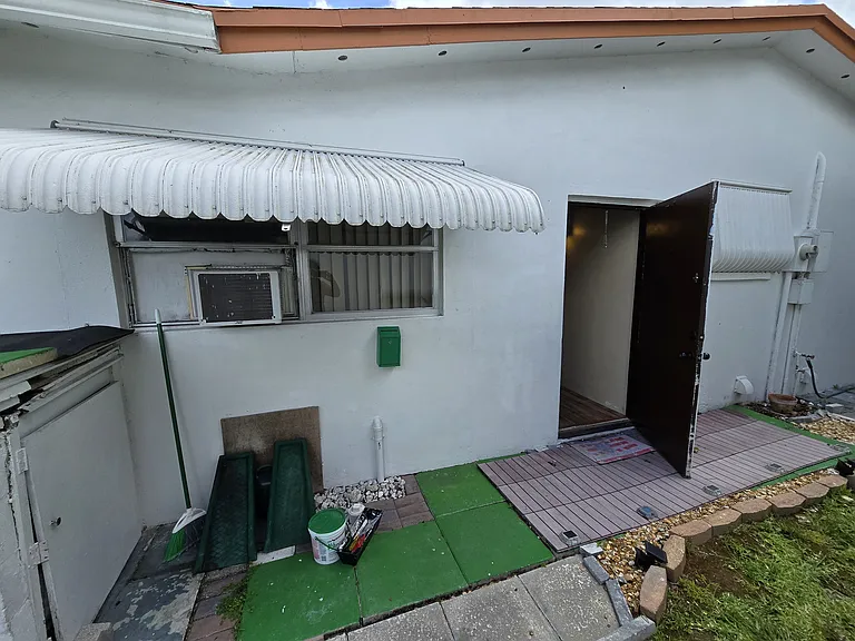 4215 NW 52nd Ave — Photo 1