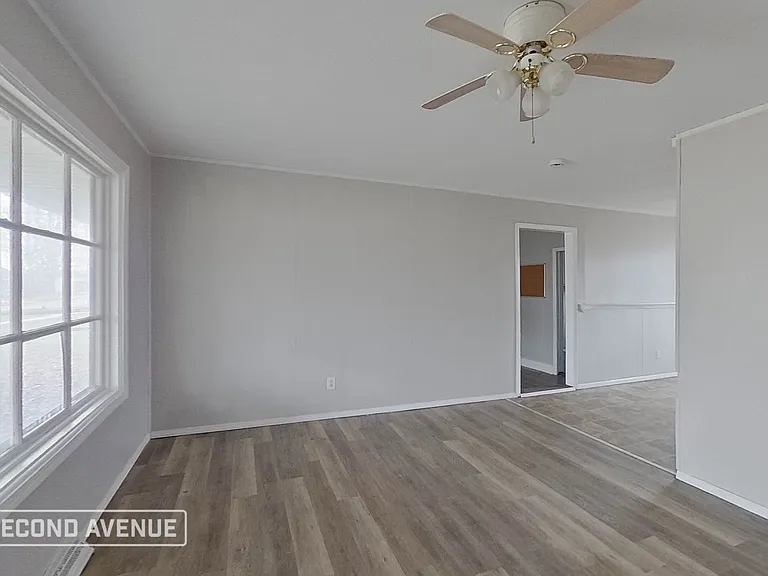 689 Lucille Dr — Photo 3