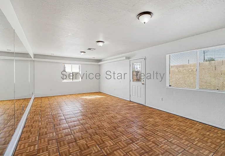 1158 W Hillview St — Photo 11