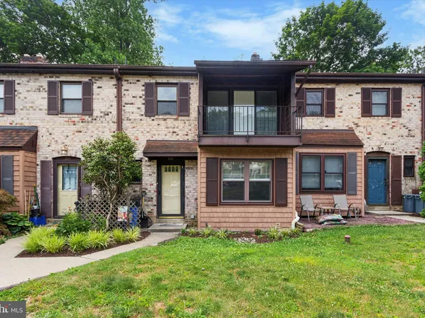 220 Bishops Dr, Aston, PA 19014