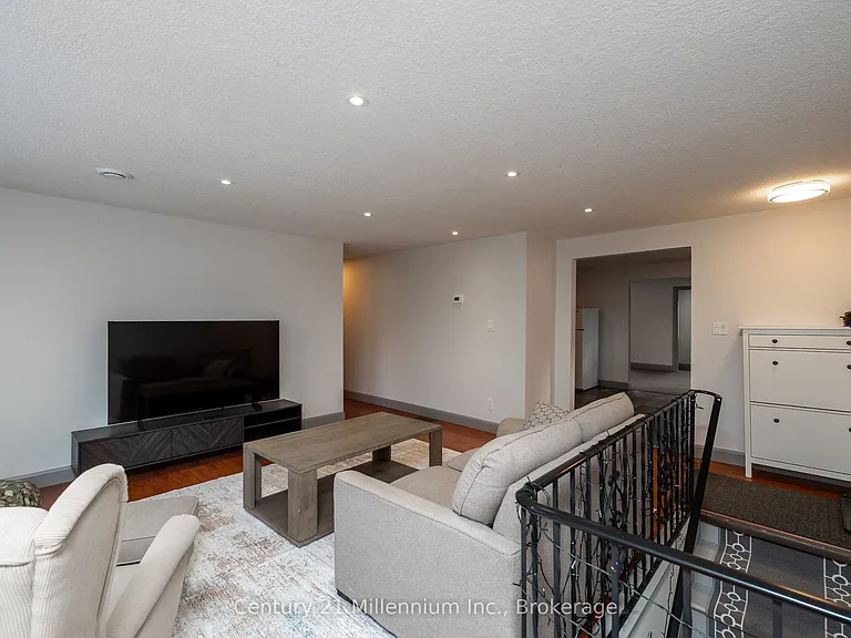 413 Queen St S #B — Photo 7