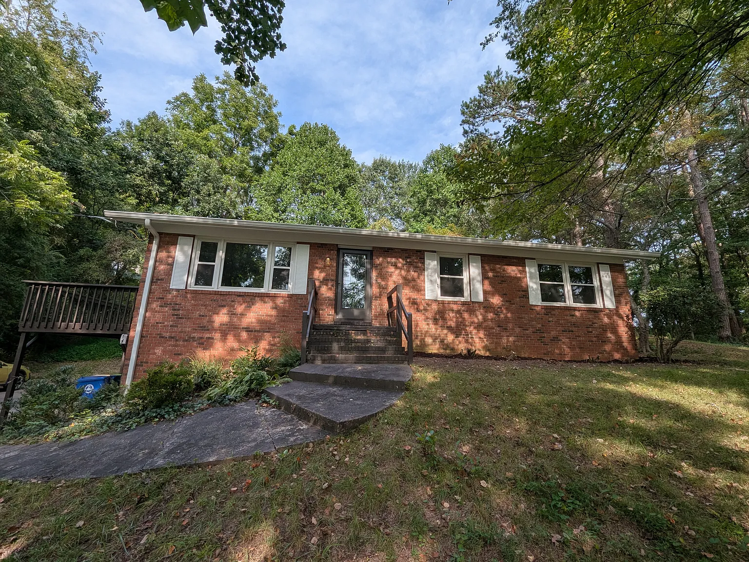 3 bed, 1.5 bath, 1417 sqft, $2,300 — Photo 2