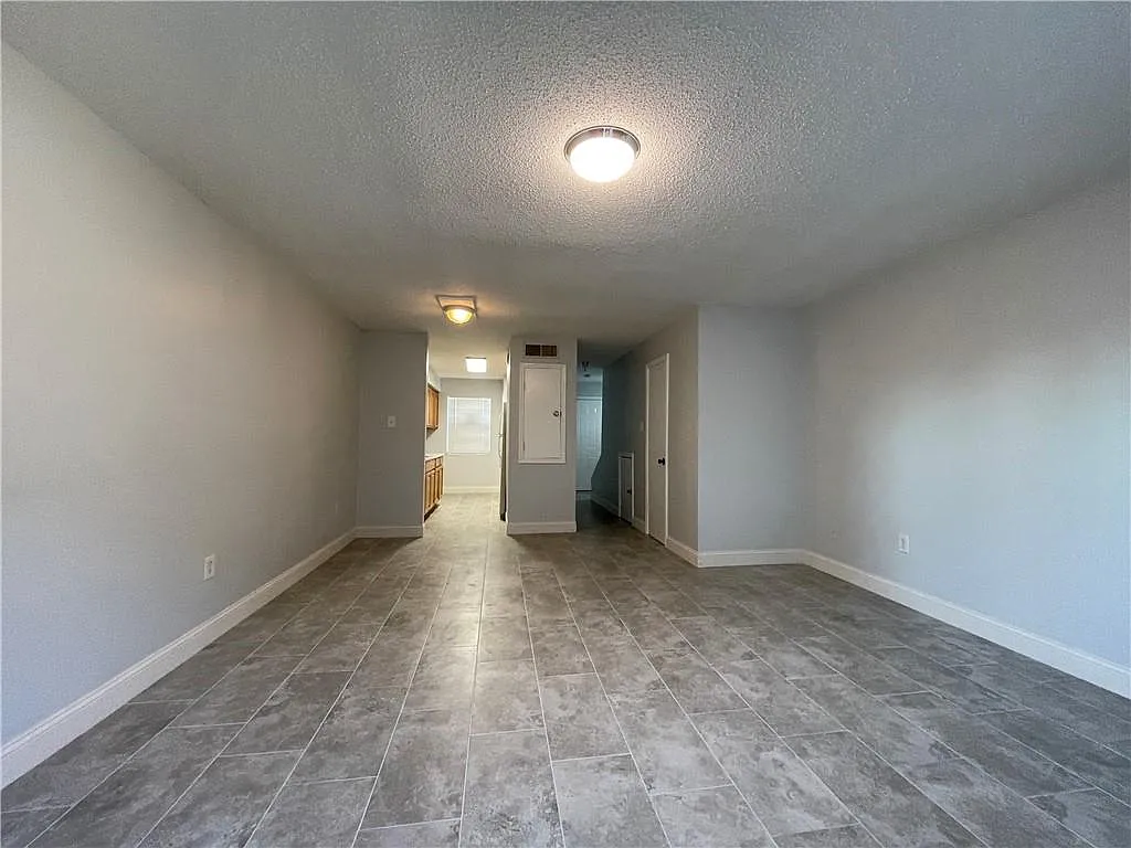 2 bed, 1.5 bath, 1085 sqft, $1,375 — Photo 4