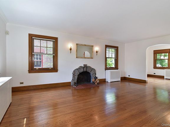 4th image of 304 Crestwood Avenue