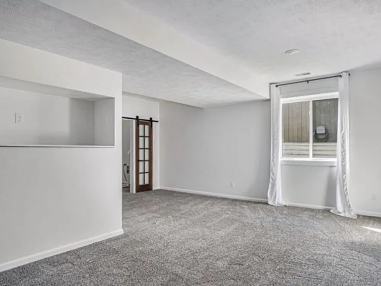 1104 Valleyview Dr — Photo 10