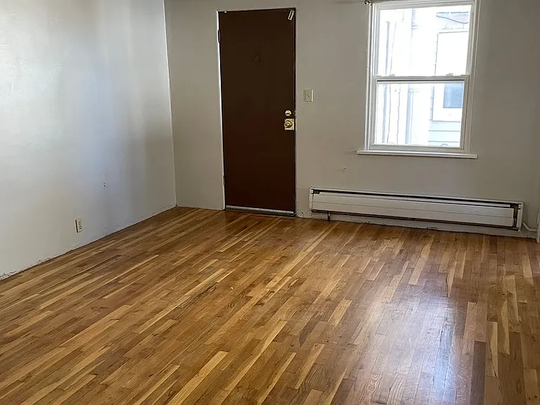107 Ross Ave — Photo 2