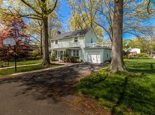 1 Manor Ct, Moorestown, NJ 08057