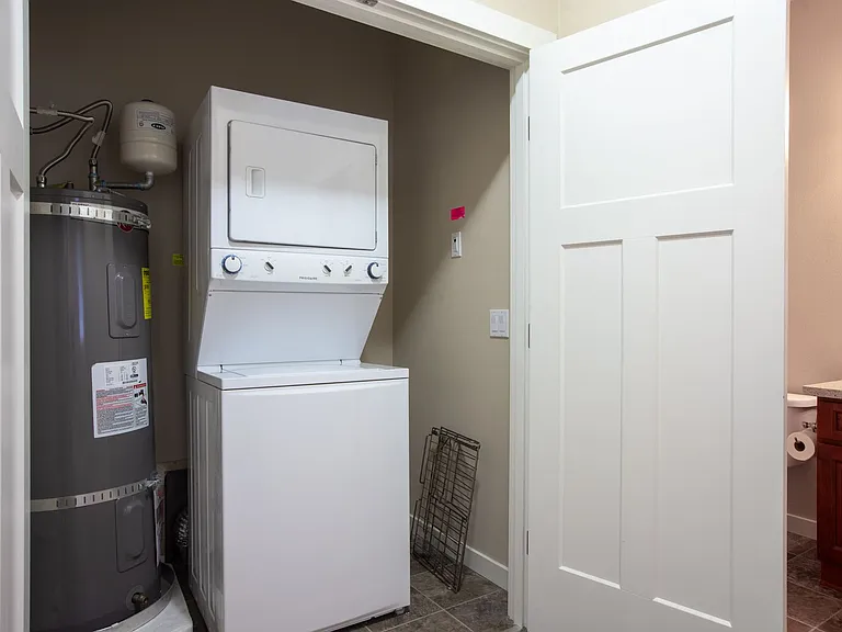 1643 Burnside Pl — Photo 16
