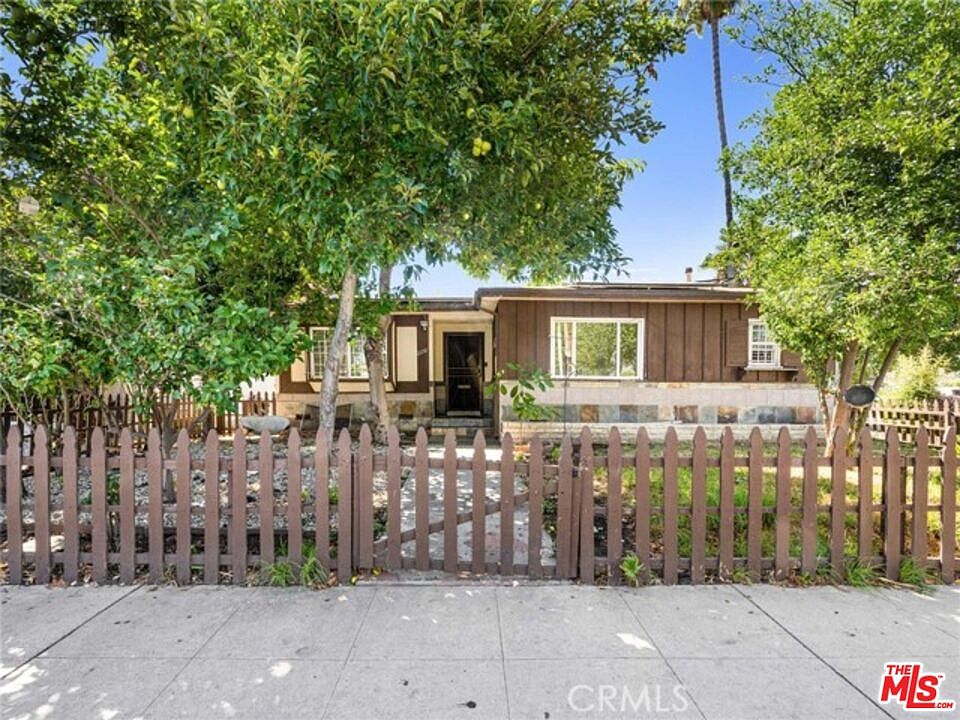 1st image of 6059 Woodman Ave