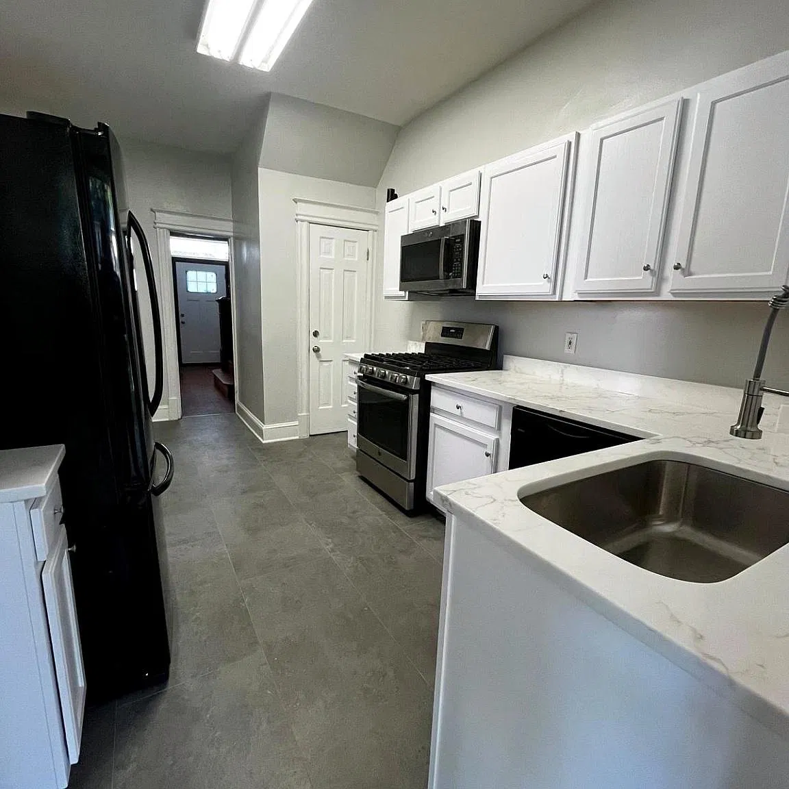 4 bed, 2.0 bath, 1994 sqft, $4,850 — Photo 2