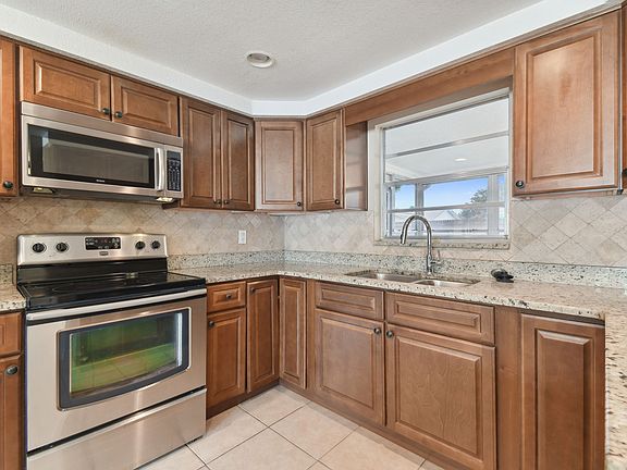 4th image of 7437 Carmel Ave