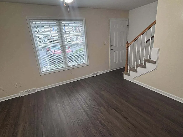 102 Jeremiah Ct — Photo 16