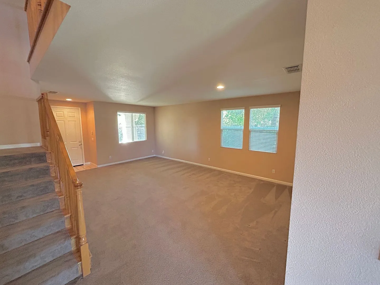 Lease Today ! Available 5 Bedroom! Great Location! — Photo 3