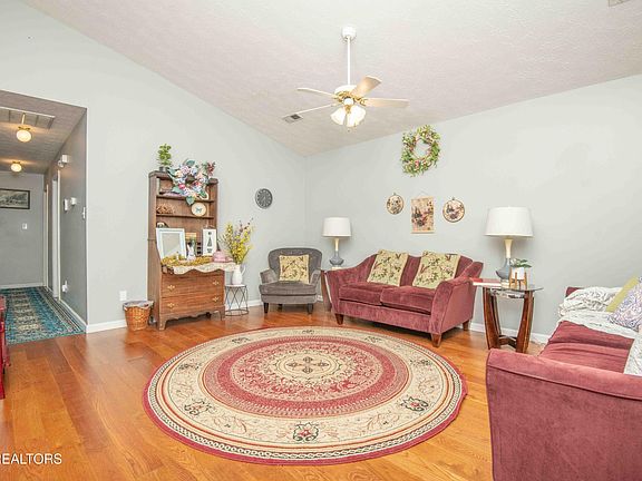 4th image of 120 Emerald Court Pl