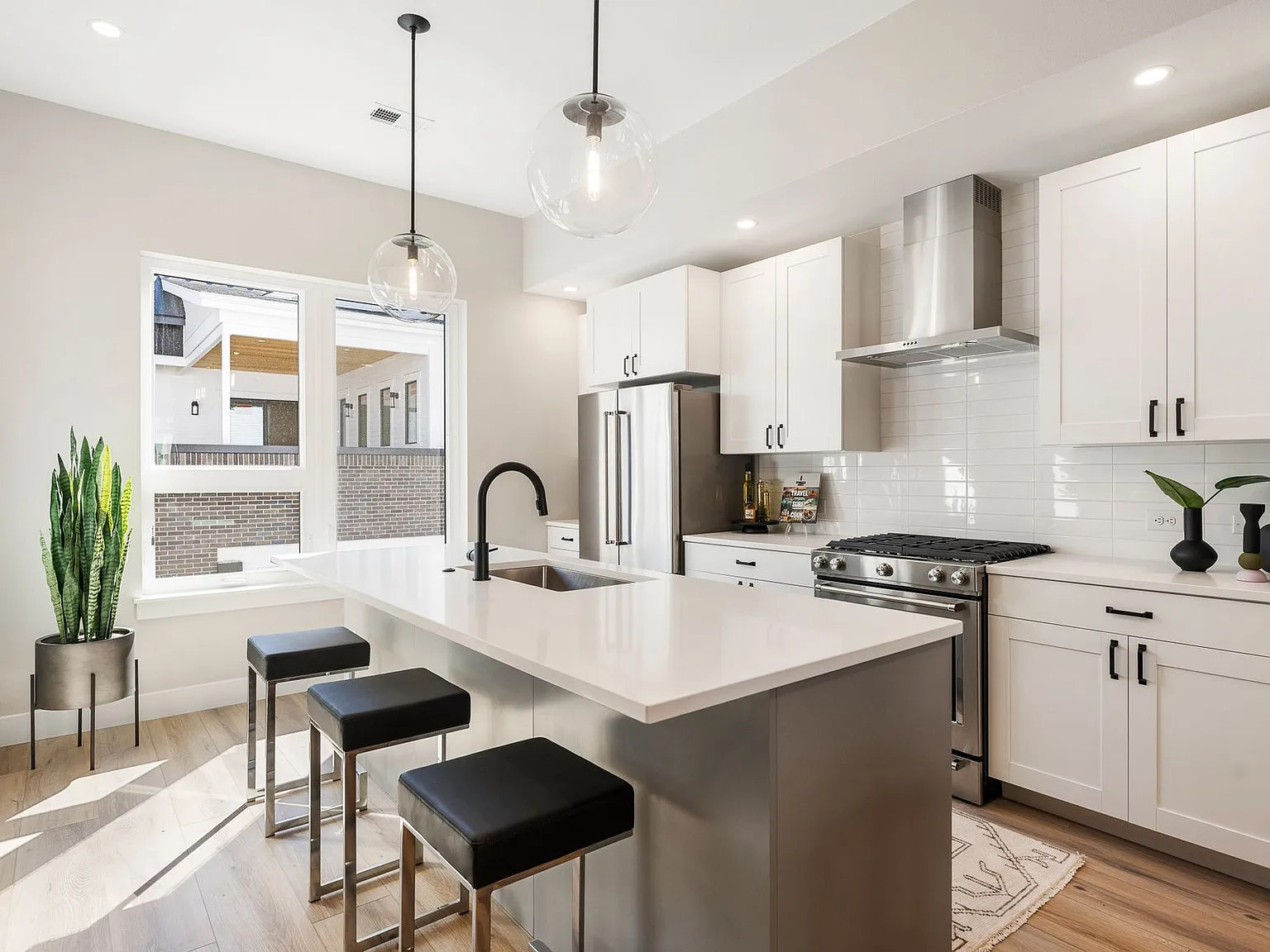 A Line Townhomes Central Park — Photo 2