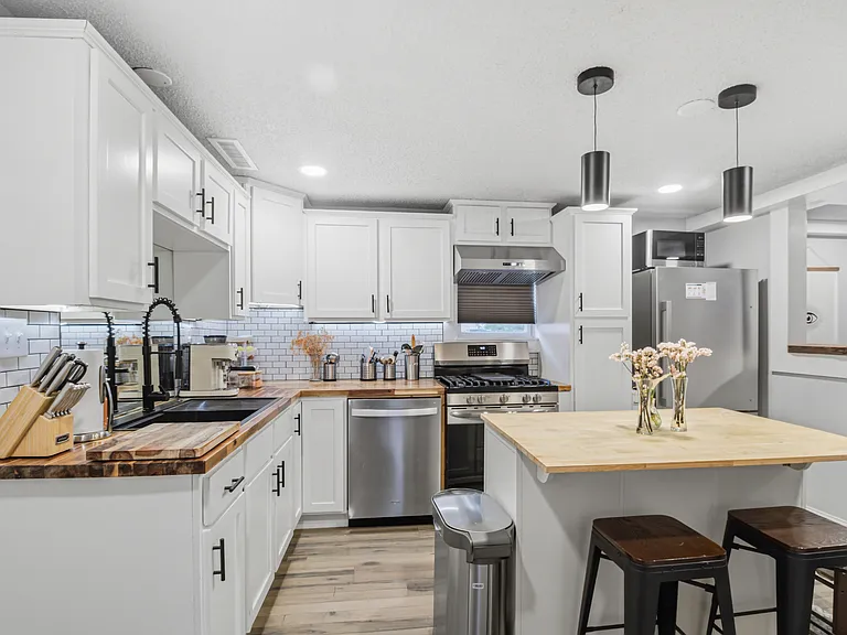 412 Charles Ave — Photo 8
