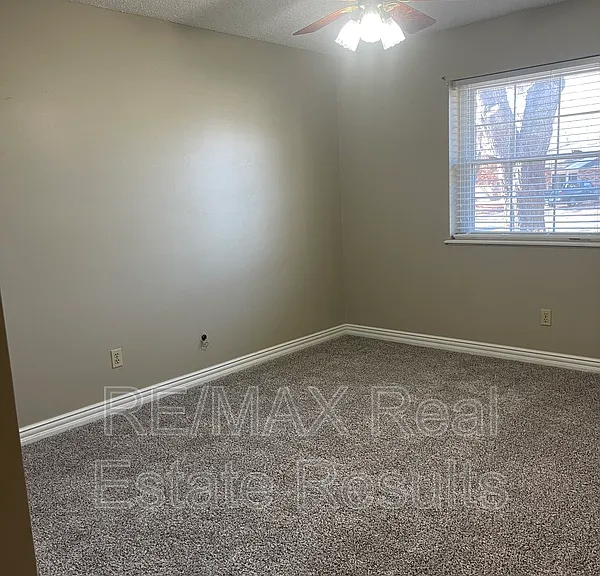 1810 Crouch St — Photo 10