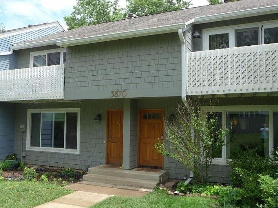 Beautiful townhome with front garden and open dog friendly yard out front!