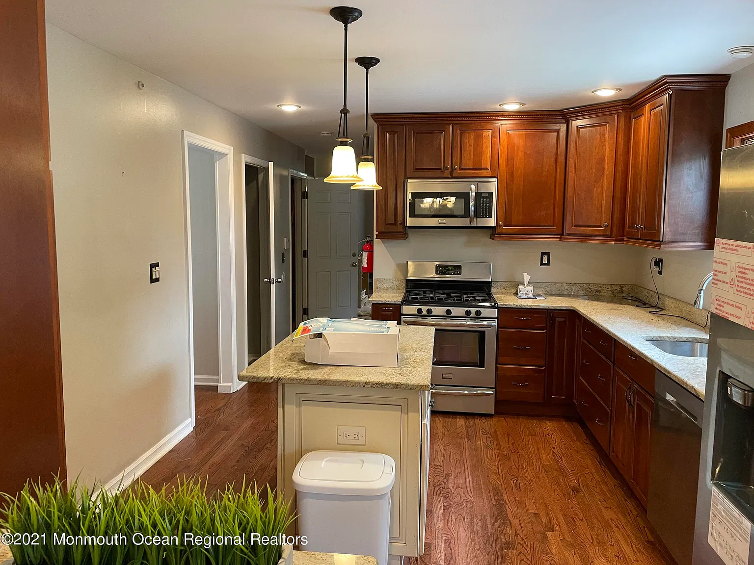 8 bed, 2730 sqft, $6,400 — Photo 4