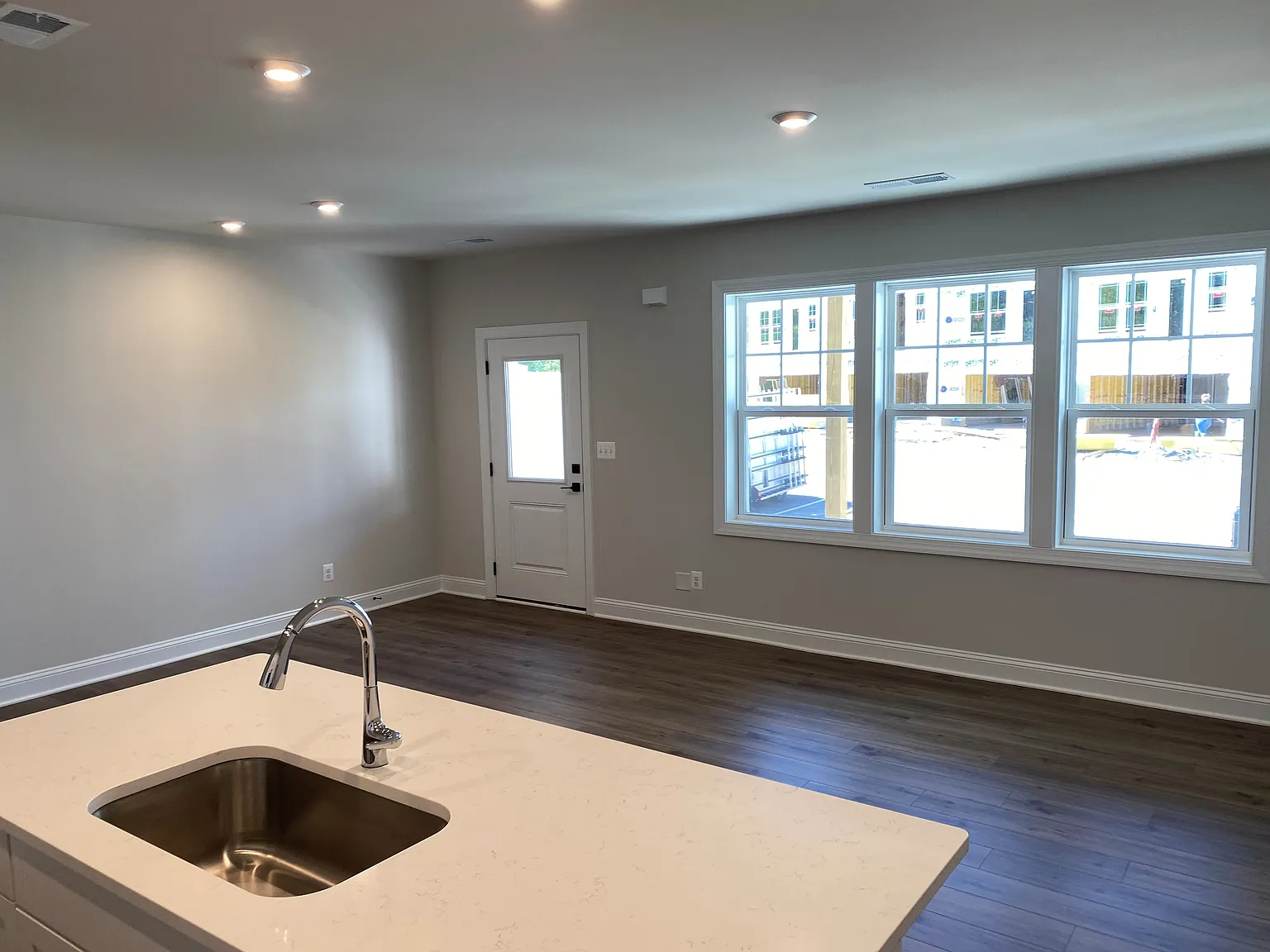 2 bed, 892 sqft, $1,600 — Photo 4