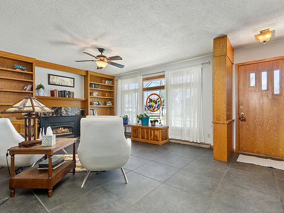 2nd image of 1869 Eisenhower Cir