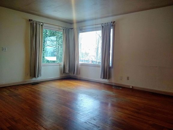 3rd image of 665 E Jewett Blvd