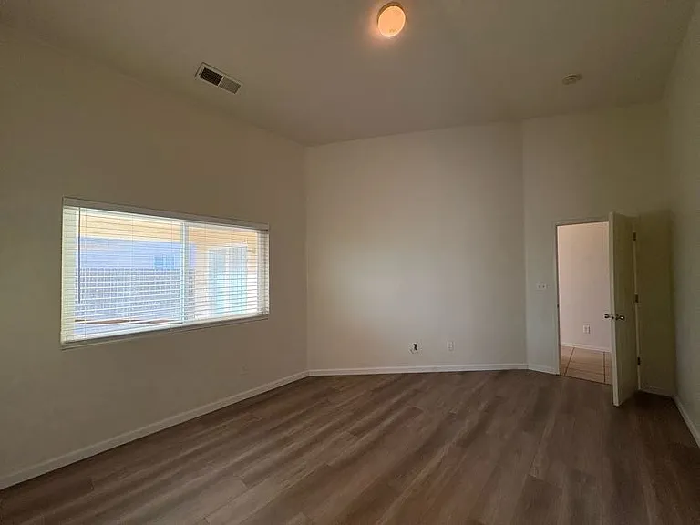 2443 N Shoemaker Ave — Photo 10