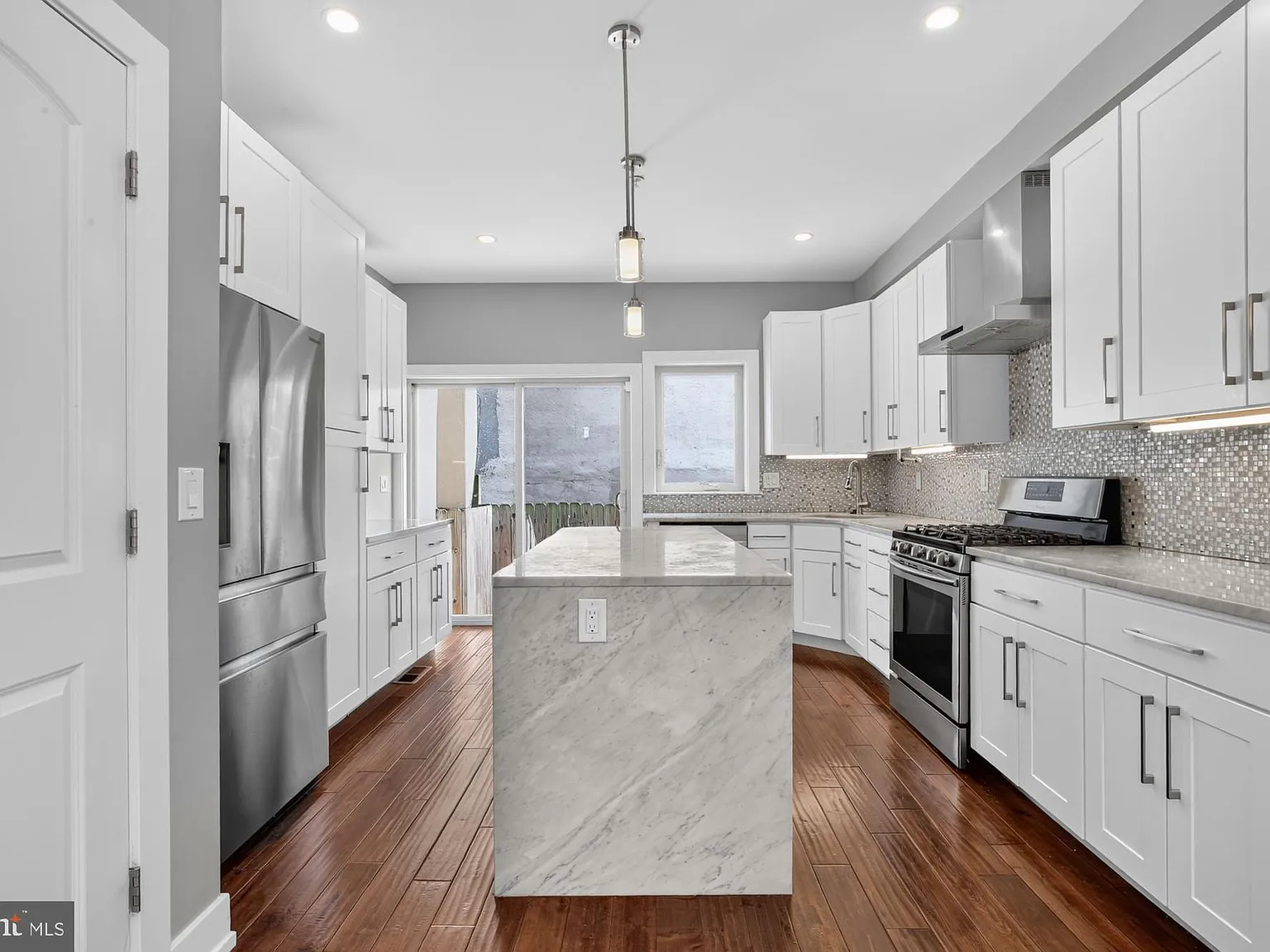 3 bed, 3.0 bath, 2450 sqft, $3,295 — Photo 3